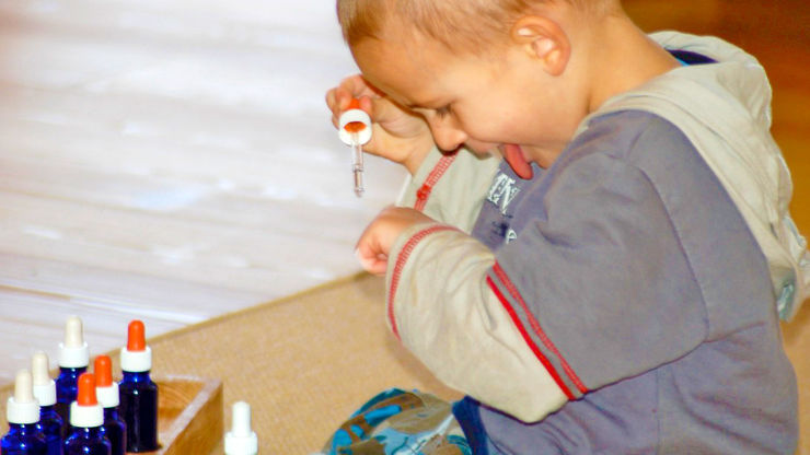 Sinnesübungen und Sinnesmaterial als Teil der Montessori-Ausbildung Kinderhaus